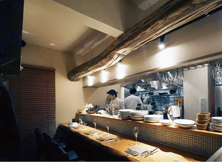 山翠舎　古木を利用したレストラン「Trattoria Quattro Ragazzi」（東京都目黒区）の内装