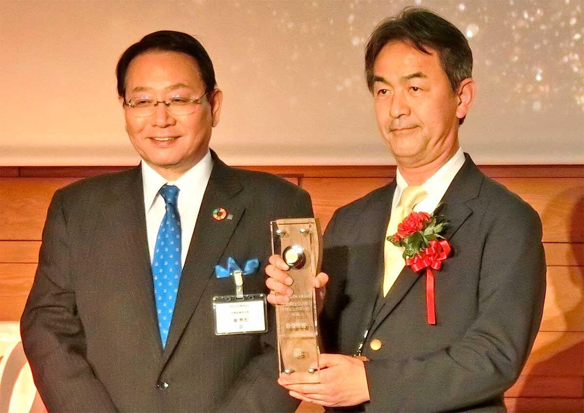 YKK AP　YKK APの堀秀充社長(左) とオーガニ ックスタジオ新潟の相模稔社長(右)