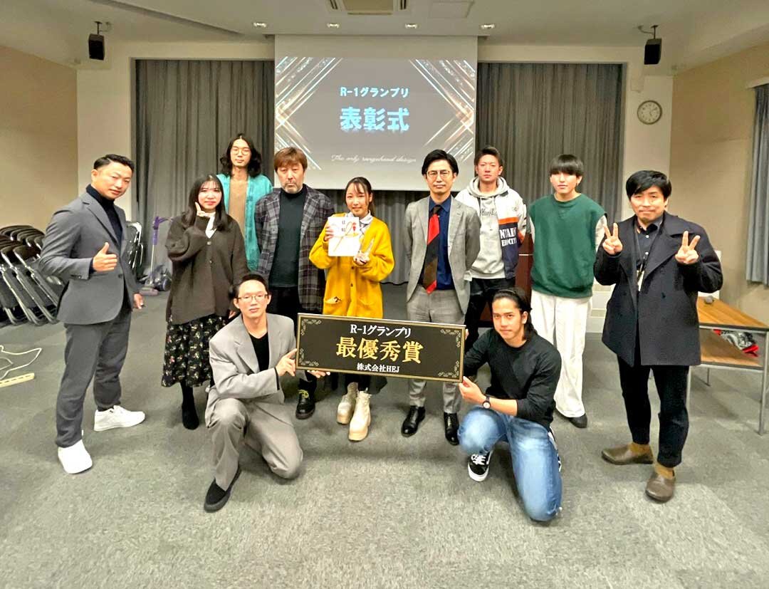 HEJ×成安造形大学　プレゼンを行った7人の学生と審査員ら