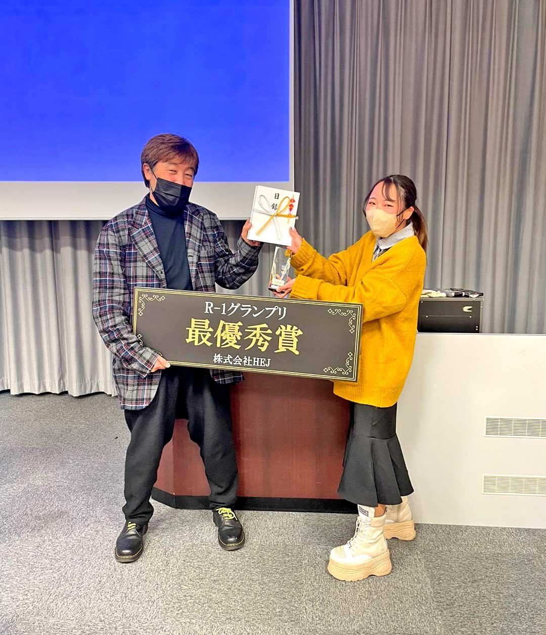 HEJ×成安造形大学　最優秀賞を取り喜びを表す小川夕貴さん