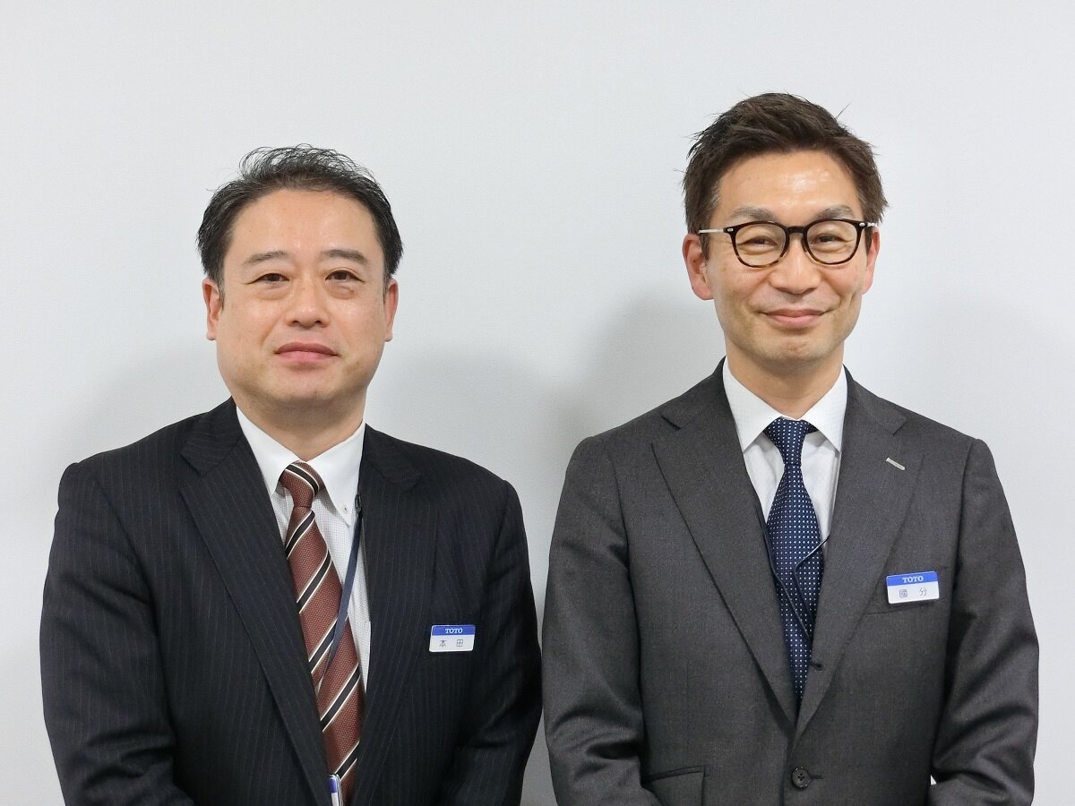 TOTO　東関東支社リモデル営業推進課の本田雅文課長 (左)と東関東支社千葉営業所の國分靖之所長(右)