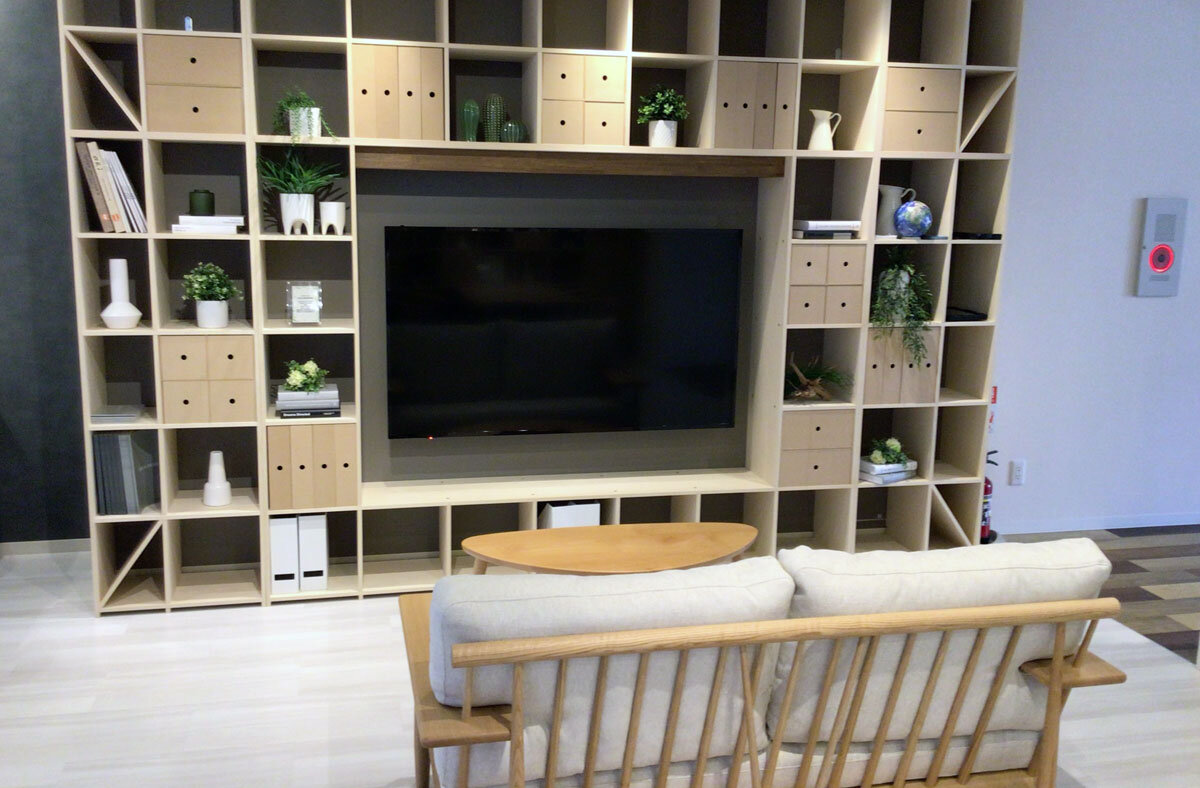 東京ガス横浜中央エネルギー　テレビモニターと家具の空間