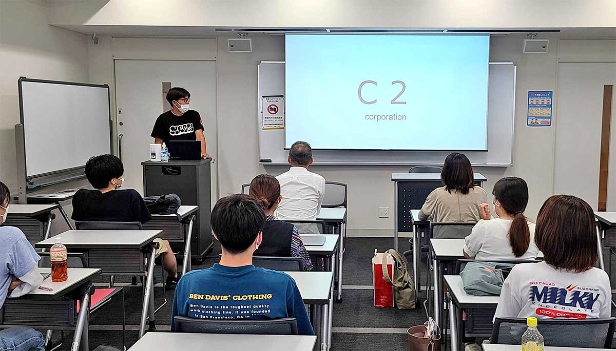 C2　安原社長に新社名案をプレゼンテーションする様子