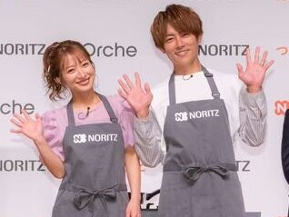 ノーリツ　ノーリツから「日本一調理を楽しんでいる2人」に認定され、贈呈されたおそろいのエプロンで新商品のガスビルトインコンロでステーキを焼く杉浦太陽さんと辻希実さん夫婦