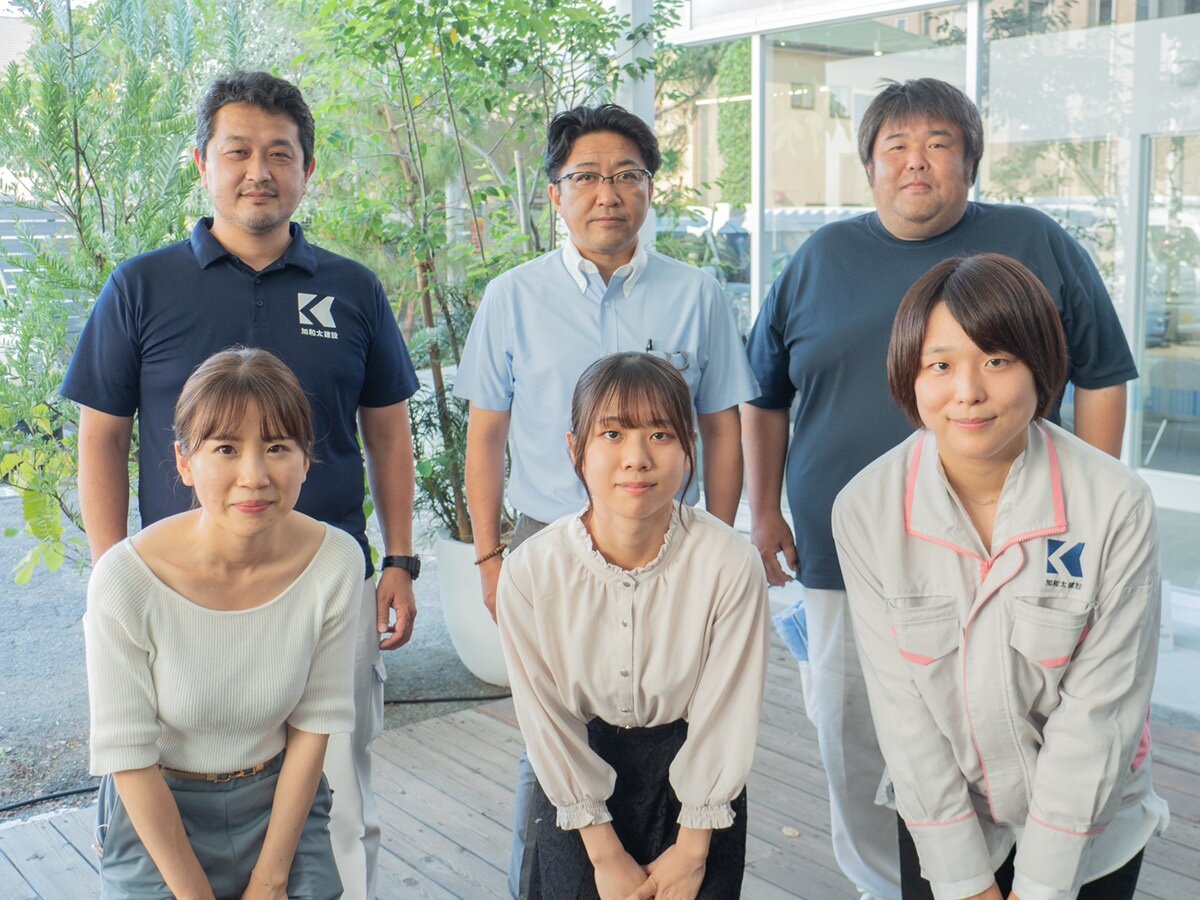 加和太建設　上段左から岩川桂業務支援室室長、鈴木剛専務取締役、重田一業務支援室室長、泉真邑氏、幸田沙耶氏、宇佐美祐衣氏