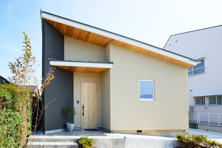 サンプロ　外観は、塗り壁と軒天にレッドシダーの無垢材を組み合わせた