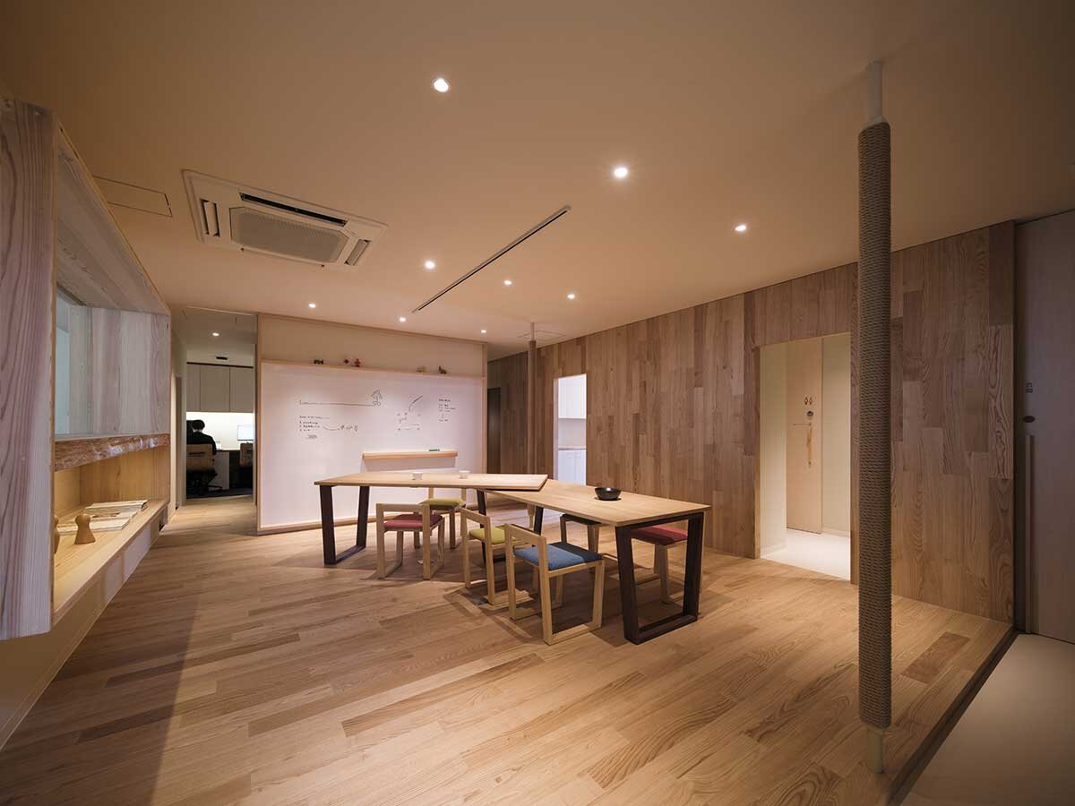 相羽建設　2階にある打ち合わせスペース。木を使って作った