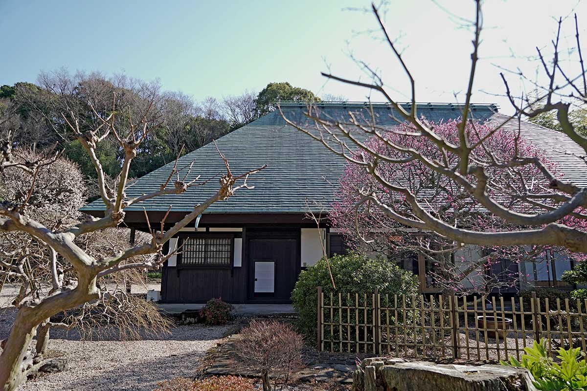 エンジョイワークス　今年4月に「泊まれる研修施設」としてオープンした鎌倉市の「甘糟屋敷」。1000坪の敷地に広がる庭と築300年の趣ある既存建築を生かした事業を地域の人たちと考えた