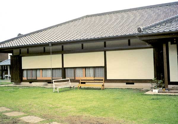 アルラックス　中柱がないため建物の雰囲気を壊さず設置できる