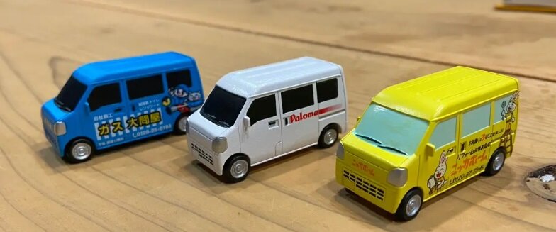 ニッカホーム　ガチャガチャ景品の一例。ニッカホームオリジナルキャラクター「ニッキー＆フレンズ」のフィギア（上）やプルバックミニカー 2