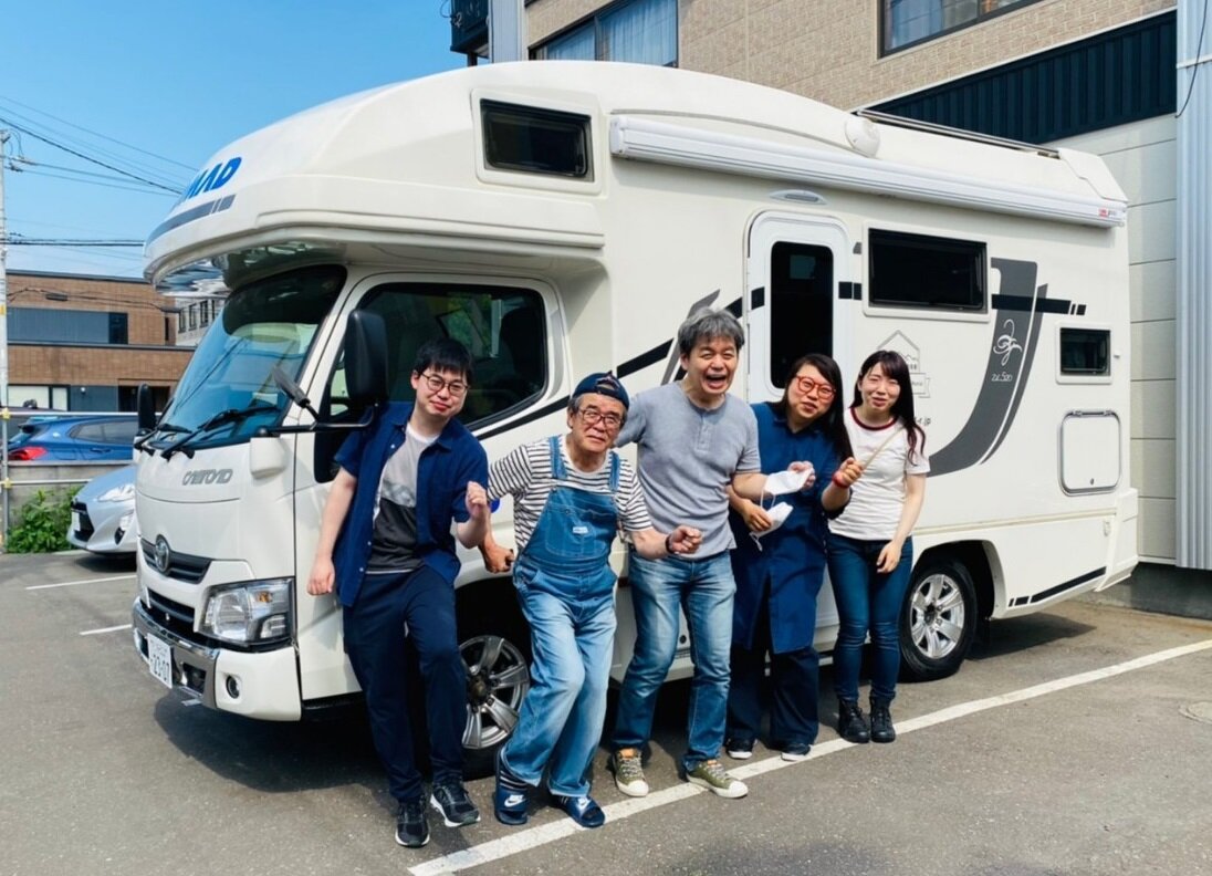 リペアサービス　キャンピングカーでの研修の様子。社員間でのコミュニケーションを促進