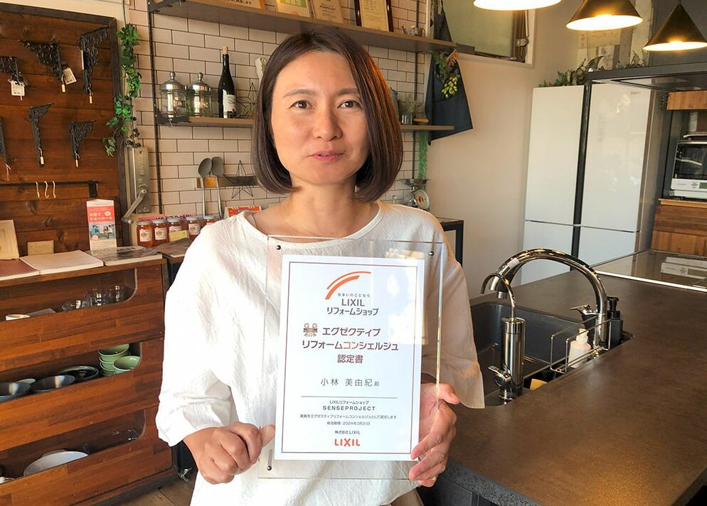 センスプロジェクト　資格を手にする小林美由紀副店長