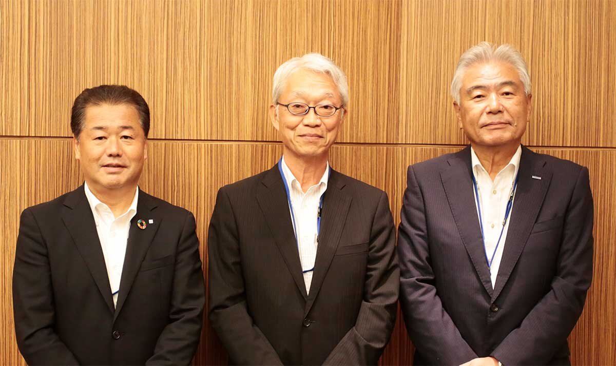 TOTO　左から、YKK APの魚津彰 社長、TOTOの清田徳明社長、大建工業の億田正則社長