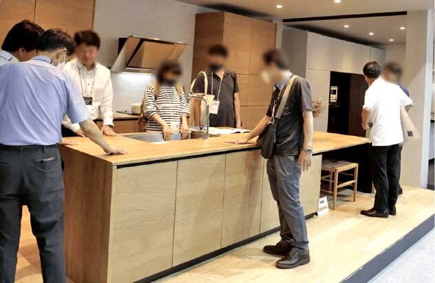 クリナップのセントロは多くの来場者が天板の感触を確かめていた