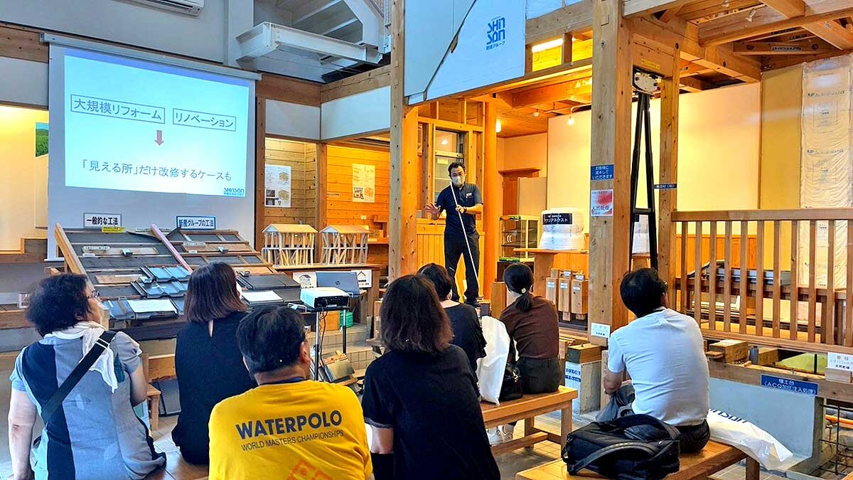 新産住拓　実物大の構造模型を活用しながら耐震や断熱、リノベのポイント、同社のこだわりである天然乾燥材などを説明する