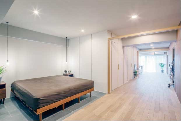 阿部建設　通り部屋の写真。引き戸が2枚あり、部屋を仕切ることも可能だ （写真（1））