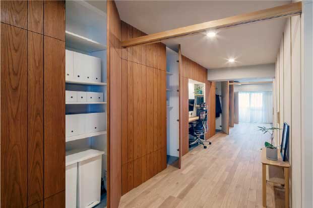 阿部建設　通り部屋に面した壁は、すべて壁面収納にすることでスペースを確保した（写真（2））