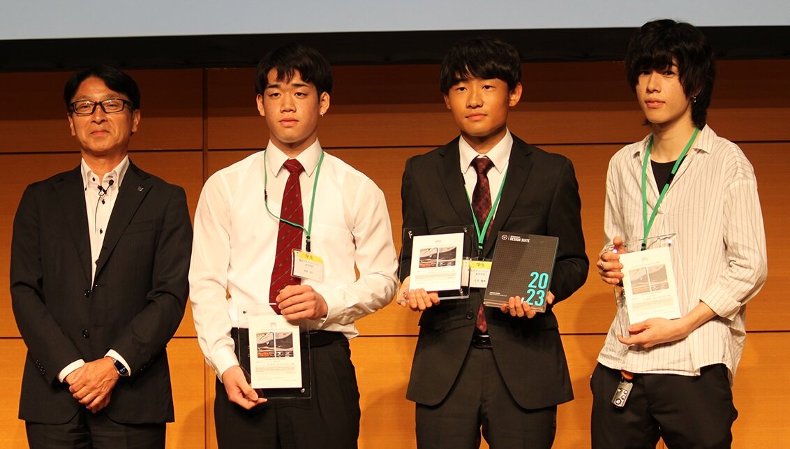 エーアンドエー　Vectorworks Executive Prizeを受賞した龍馬デザイン・ビューティ専門学校のみなさんとA&A 横田社長（左）