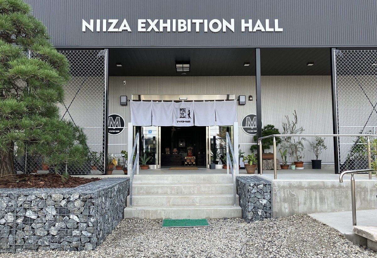 フジ産業　シンボルツリーとして大きな松を植えた
