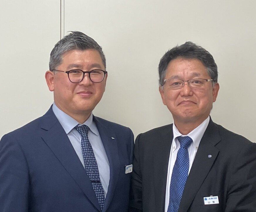 小泉中央　小泉中央の山縣健児社長（右）と飯島健太課長（左）