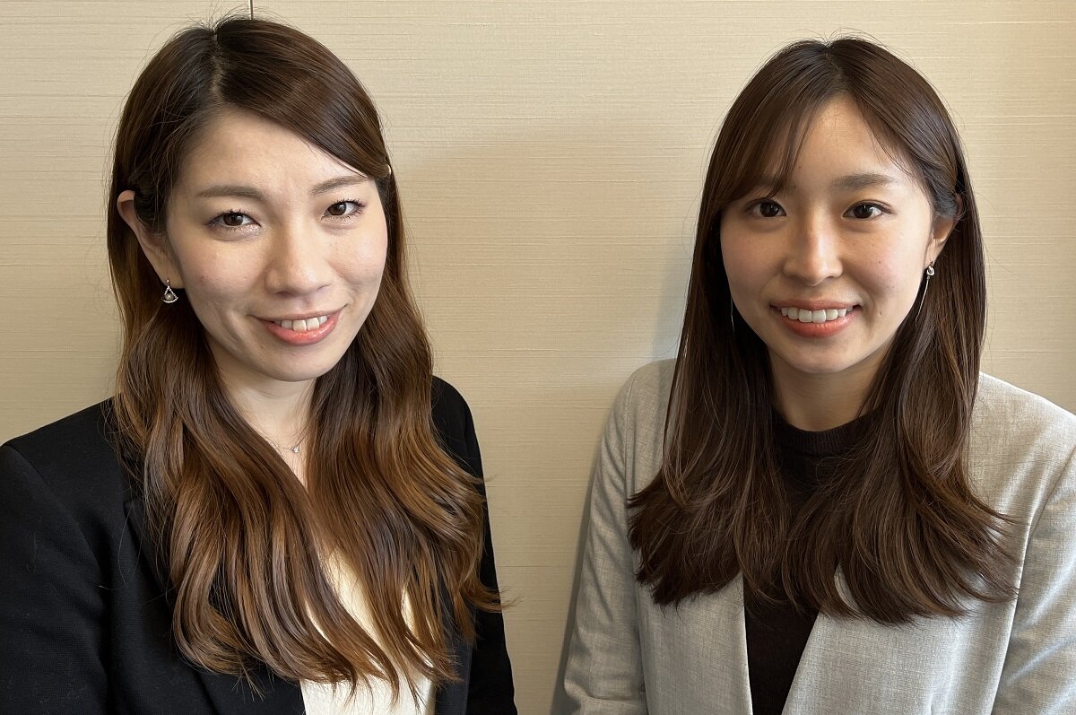 サンゲツ　床材ユニット商品開発課の篠﨑友希氏（左）、橋本萌子氏（右）