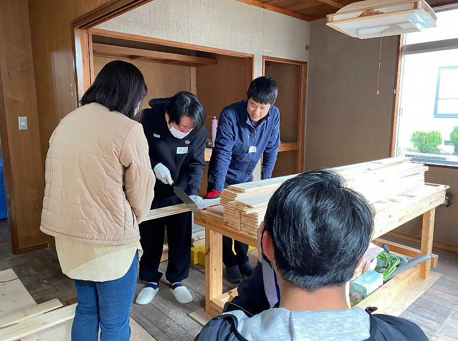 Sweets Investment　のこぎりで床材のパイン材をカット