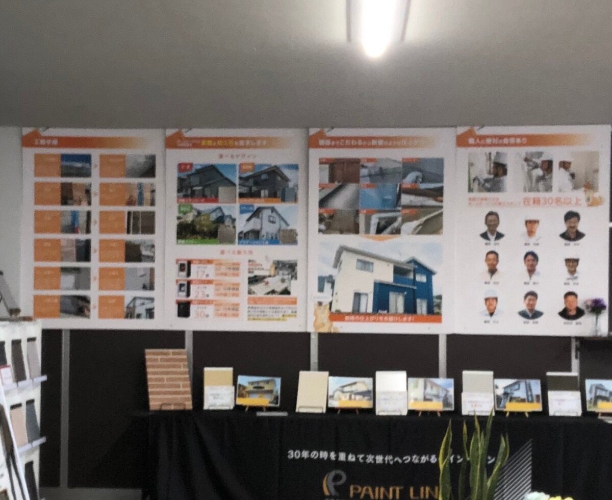 ホームサービス　店内には施工事例や社員紹介の写真を展示している
