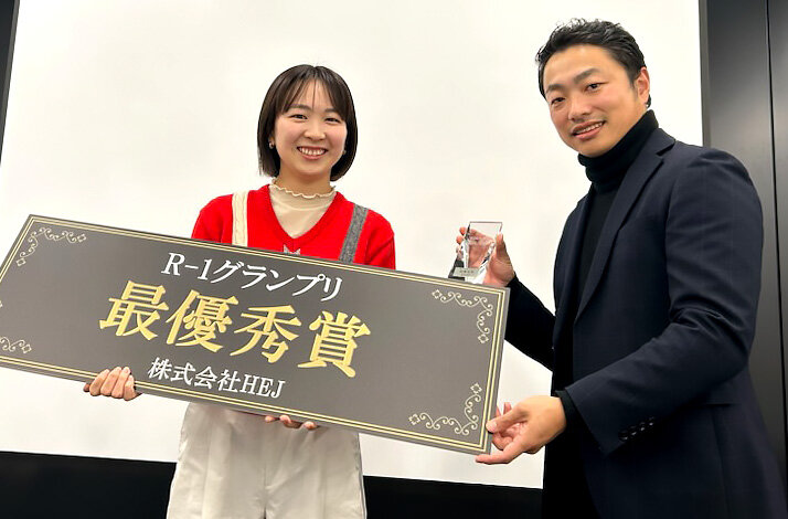 R-1グランプリ　最優秀賞の柏崎氏と主催者のHEJ奥田氏と記念撮影