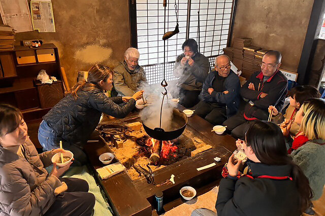 河原工房　古民家学校の芋煮編では参加者が火を起こし、囲炉裏を囲んで楽しんだ