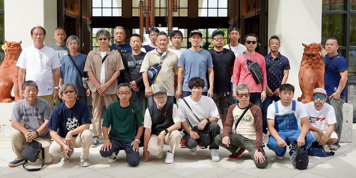  関西第一ホーム　自社職人たちと協力会社の職人の集合写真