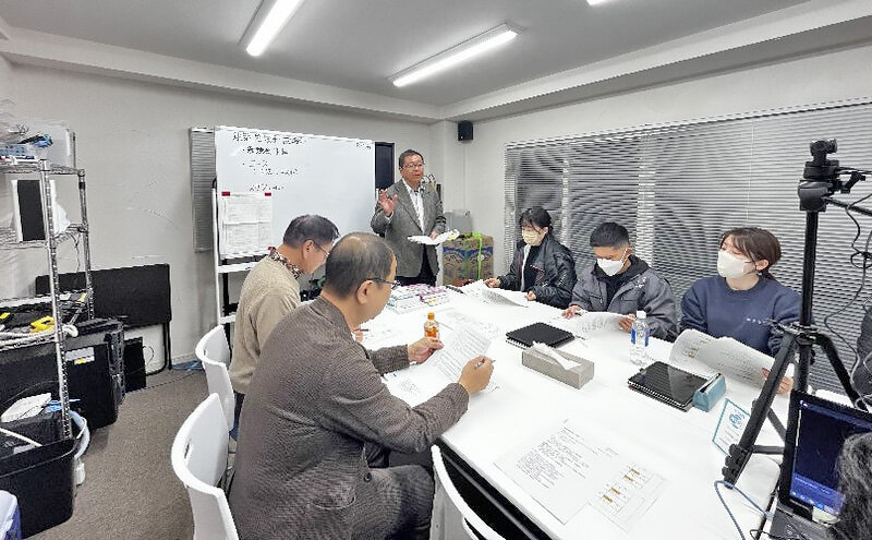 キタセツ　授業の様子。仕事の後、大人たちが真剣に学ぶ時間を作る