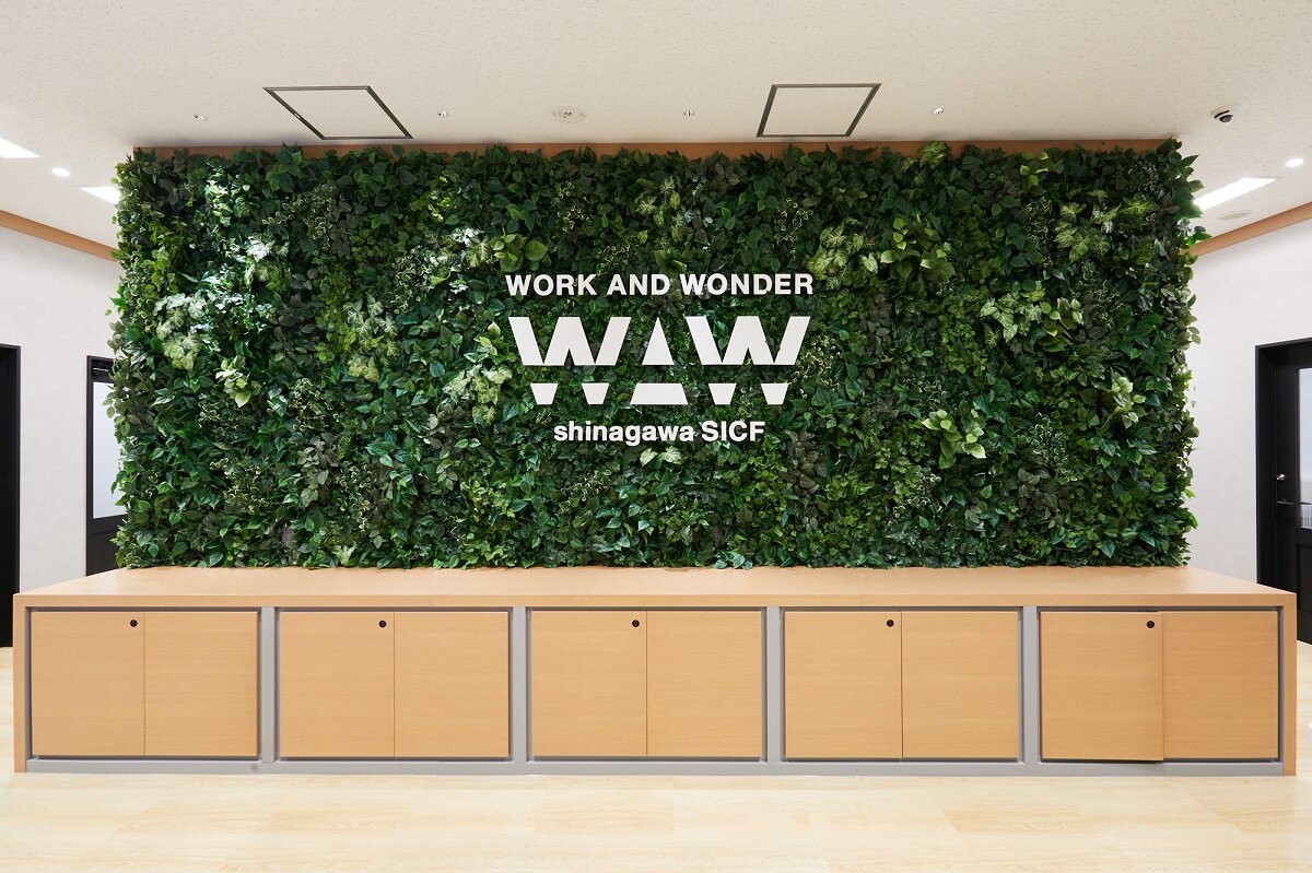 ヒトカラメディア　WAW（ワウ）の室内には木を意識した什器をそろえている