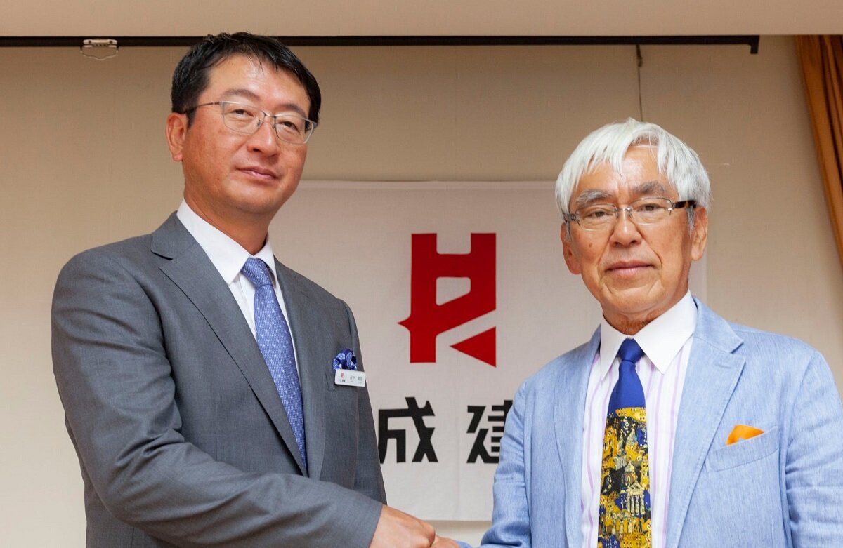 平成建設　新社長に就任した田中氏（左）と会長に就任した秋元氏（右）