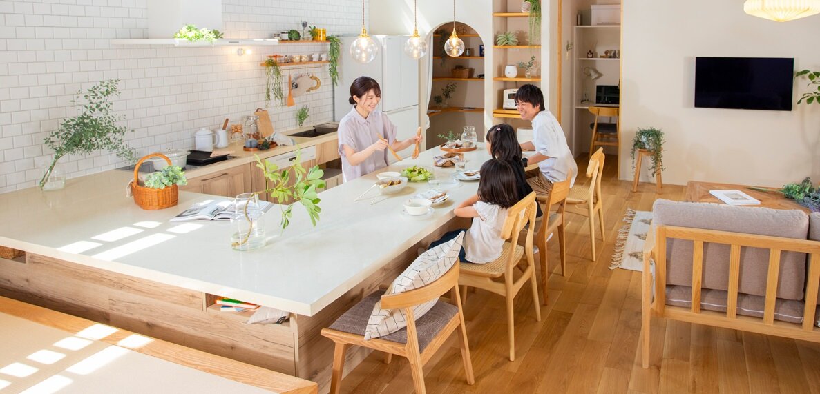 リホーム　白と明るい木目を基調とし、北欧らしさを演出した「タンペレルーム」はママ楽キッチンをコンセプトとする