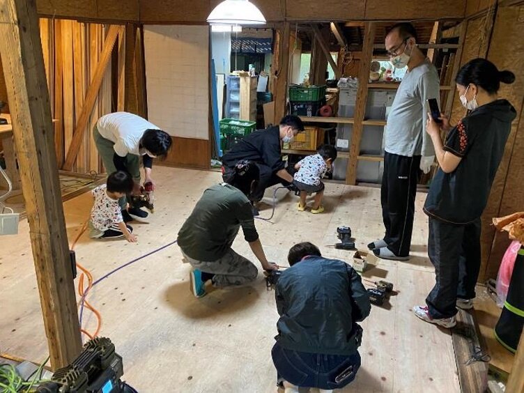 頴娃おこそ会　空き家を改修するコミュニティ大工たち。「10～20件くらい現場に入ると、皆さん結構できるようになります」（加藤副理事長）