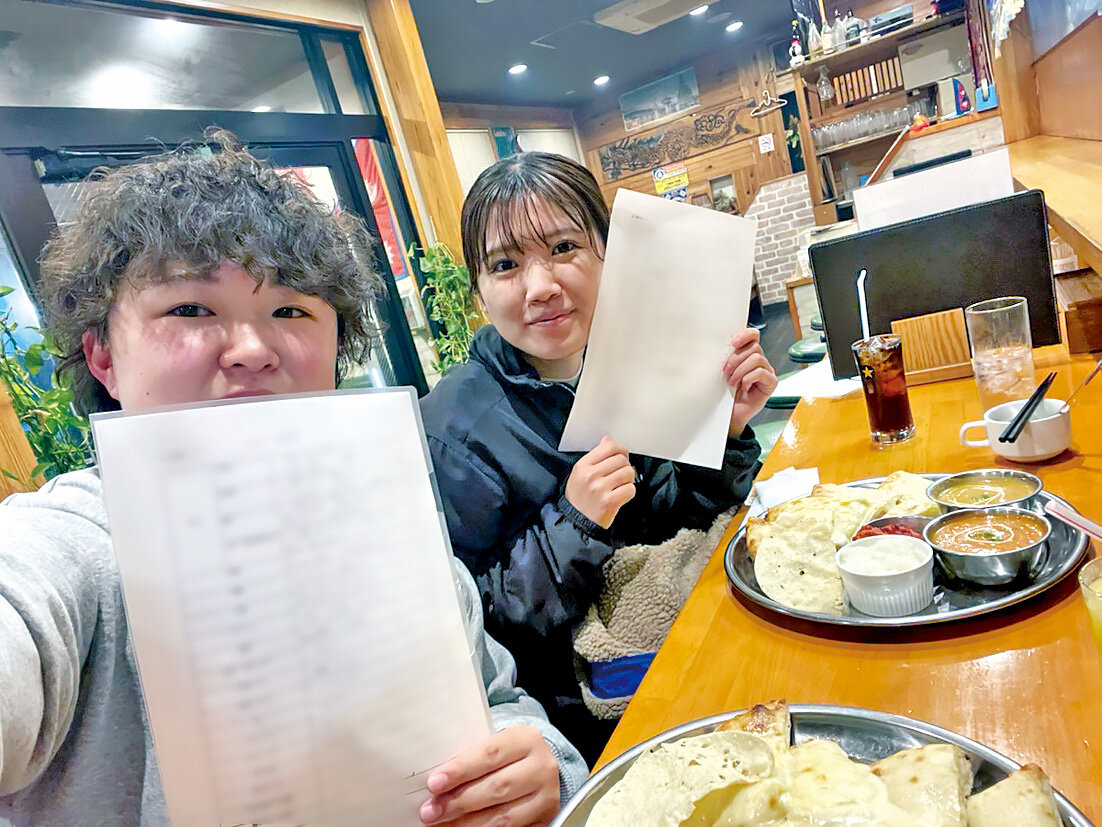 SAKAI　食事会の様子。手にしているのは自己開示シート