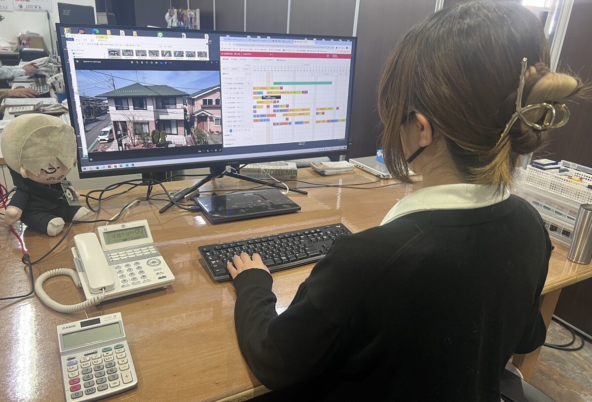 IPS　アンドパッドを使って業務をしている様子 画面の半分に工程表、もう半分に工事物件を、細長いモニターに映して作業をしている
