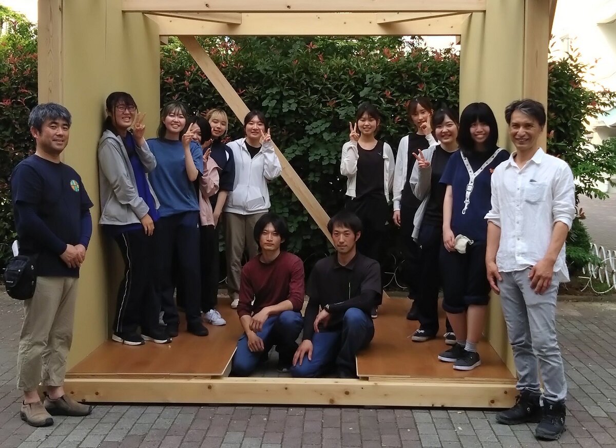 増子建築工業　ウッドワーキング・クラフトデザインの授業では小屋を学生たちと一緒に作り、断熱のやり方などを実践的に教える