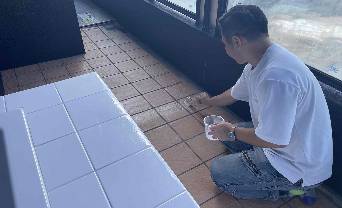 プラスone　エアコン（上）、浴室（下）に防カビ施工をしている様子