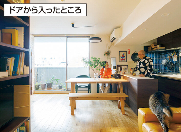 ブルースタジオ　絶妙なバランスで配置された、造作棚、ソファ、ダイニングテーブルなどの家具