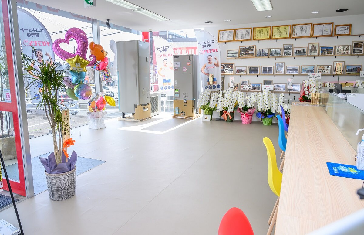 マルシン　エコキュートを入り口に展示する