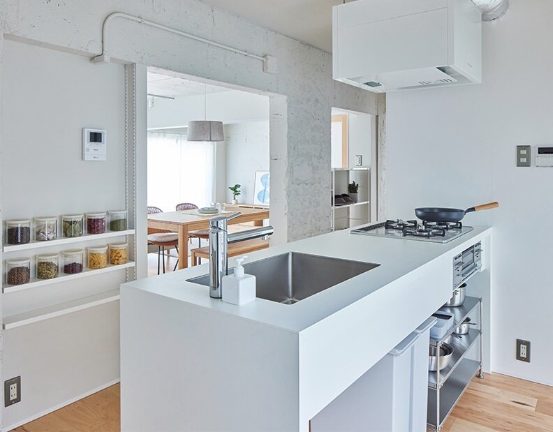 MUJI HOUSE　キッチンの近くにはインターホンや3段の棚を設置