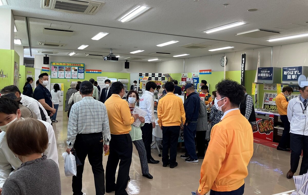 星野管工設備　イベント中は、社員総出で対応。メーカーの社員も参加し、活気のあるイベントになる
