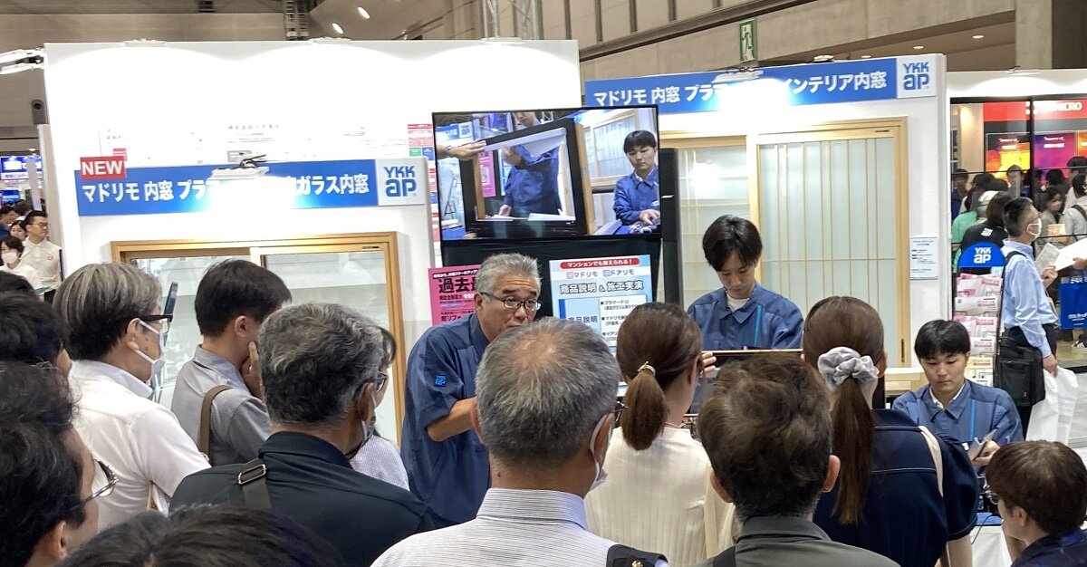 LIXIL　YKK APは施工の実演を行った。ブースに人だかりができた