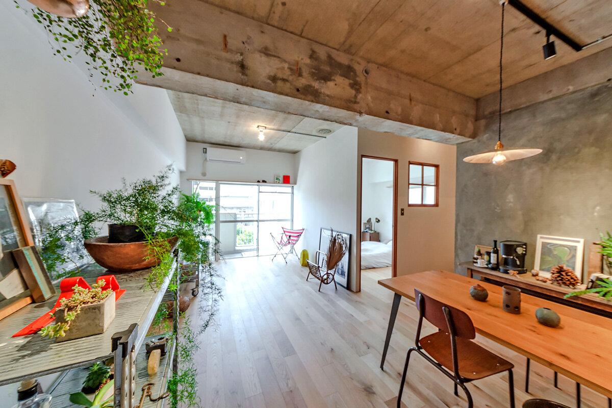 住環境ジャパン　リビングに一歩足を踏み入れると、この抜け感が広がる