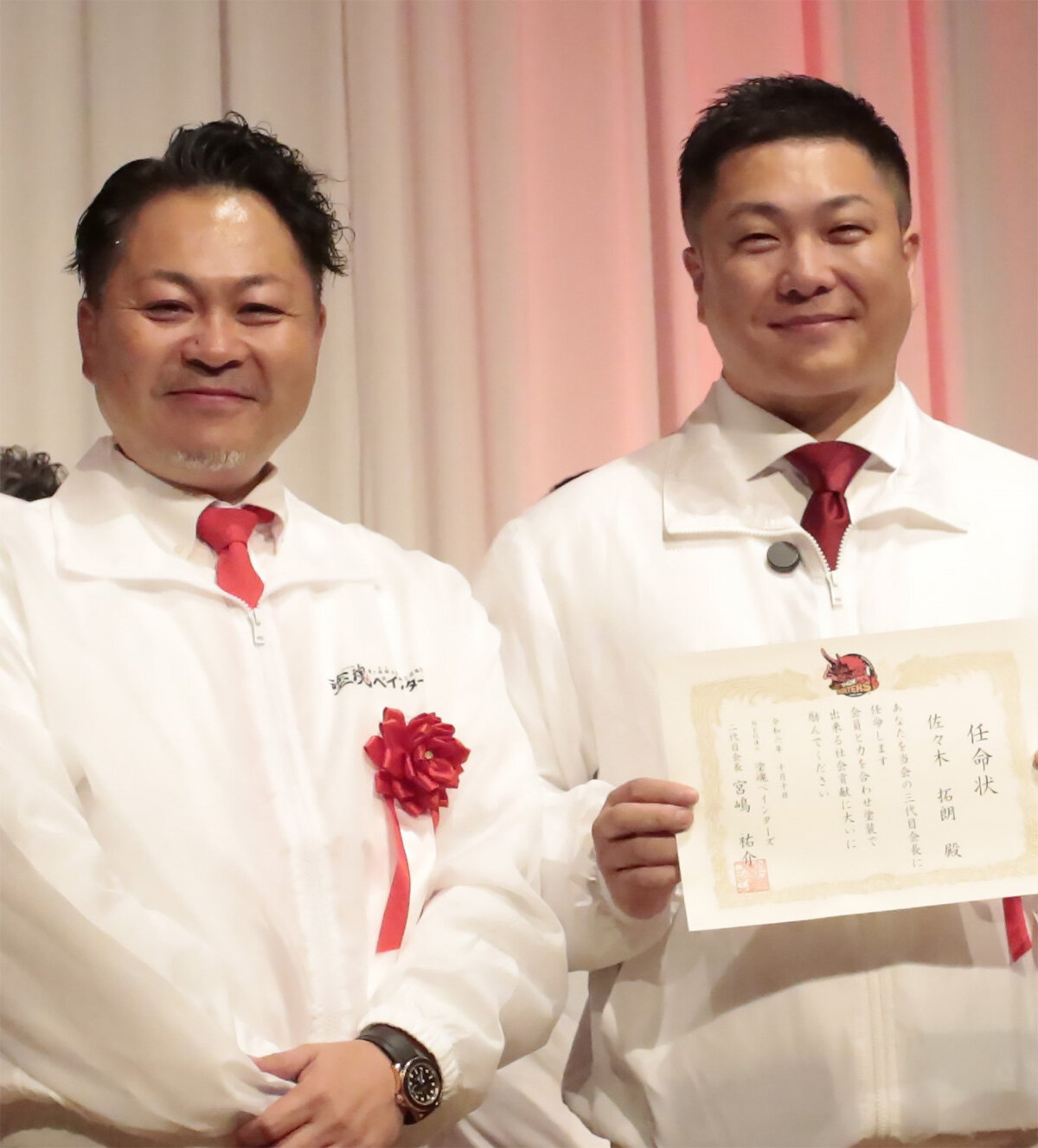 塗魂ペインターズ　宮嶋祐介2代目会長（左）から3代目佐々木拓朗会長（右）へ任命状が渡された