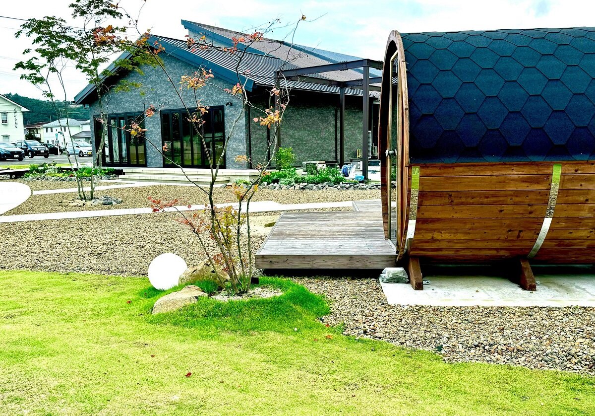 春光園　バレルサウナを展示している