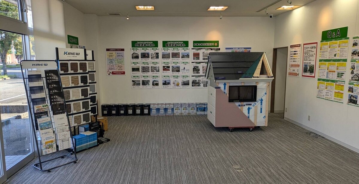 山岸　給湯器コーナーにはノーリツやリンナイ、三菱電機などのエコキュート、石油給湯器、ガス給湯器などが並ぶ