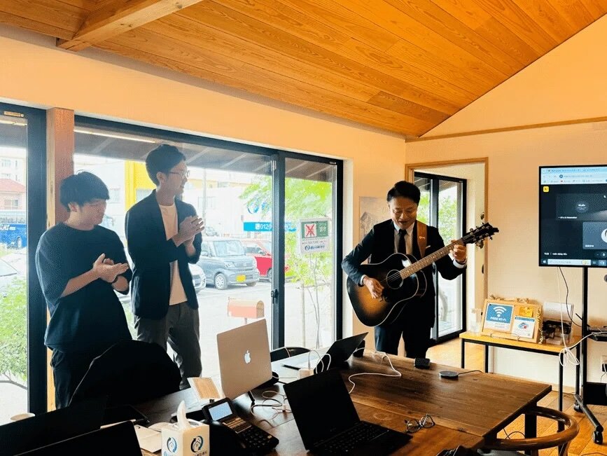 Sweets Investmentのグループイン後の初の顔合わせでは、同社の玉木社長が両社のCMソングをギター演奏を披露して場を和ませる一幕があった
