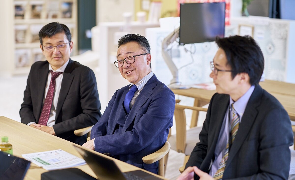 鈴与ホームパル　DXの効果は大きいと話す3名。菅野社長の就任後DXを促進している。